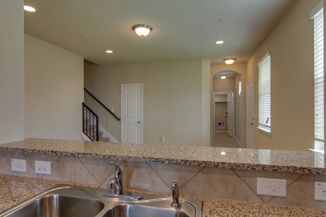 Building Photo - 2880 Donnell Dr