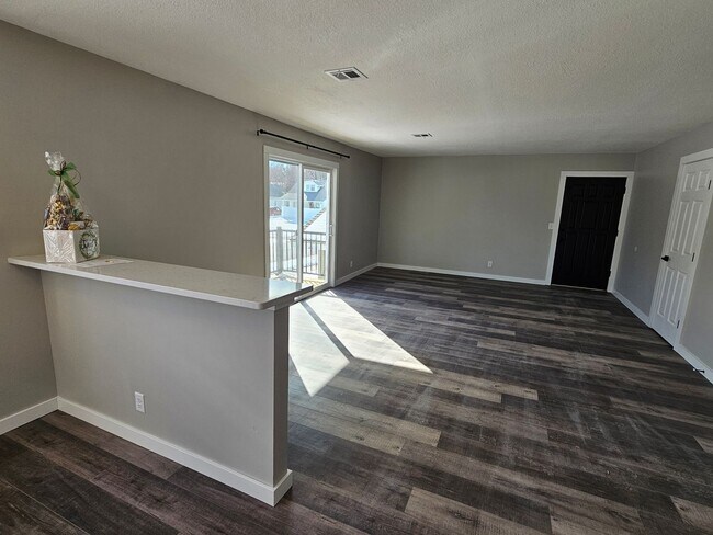 Building Photo - Like new large 2 bedroom apt coming available!