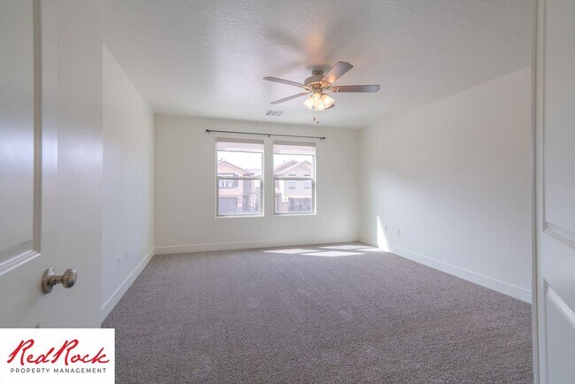 Building Photo - Adorable Stand Alone 4 Bedroom Corner Unit with Fully Fenced Backyard. Small Dogs Welcome.