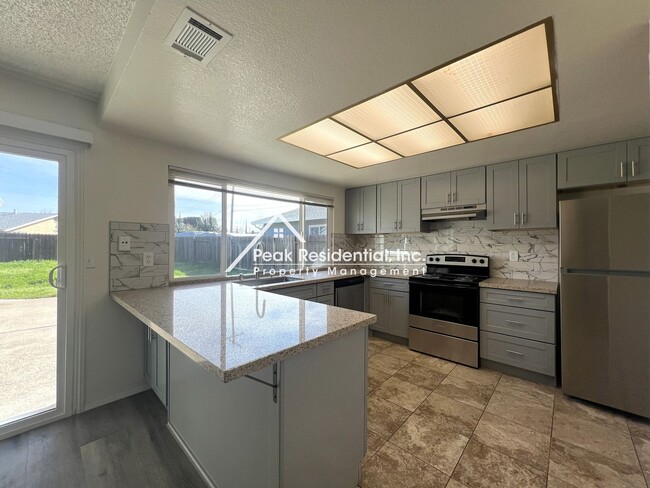 Building Photo - Spacious 4bd/2ba House with 2 Car Garage