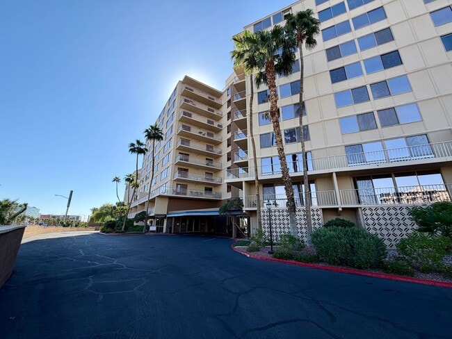 Building Photo - Gorgeous 2bedroom with amazing city views!