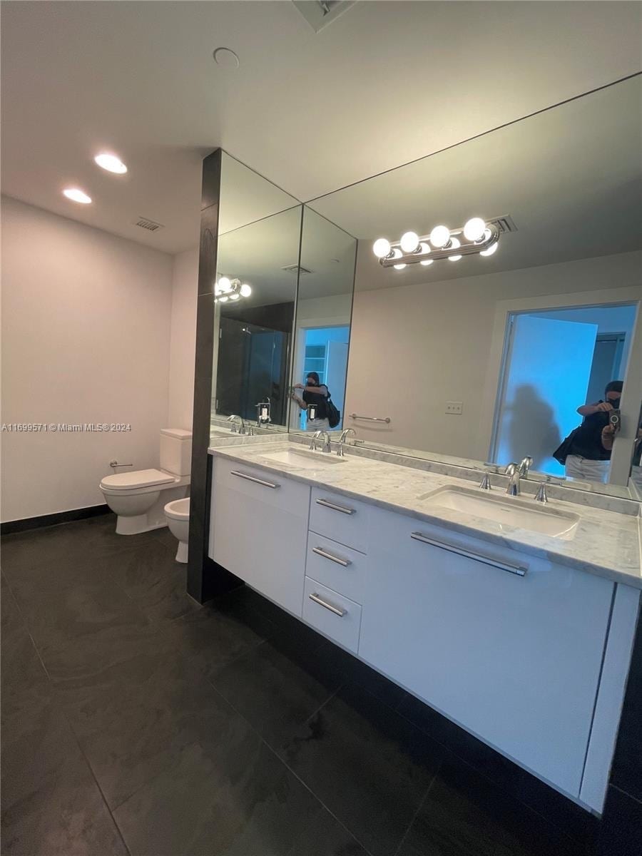 Building Photo - 900 Biscayne