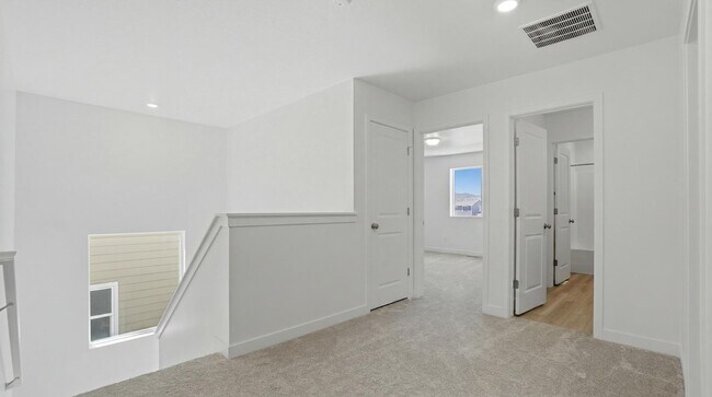 Building Photo - 154 E Parade Ave