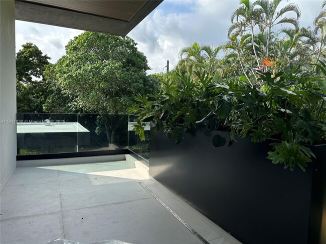 Building Photo - 1065 NE 119th St