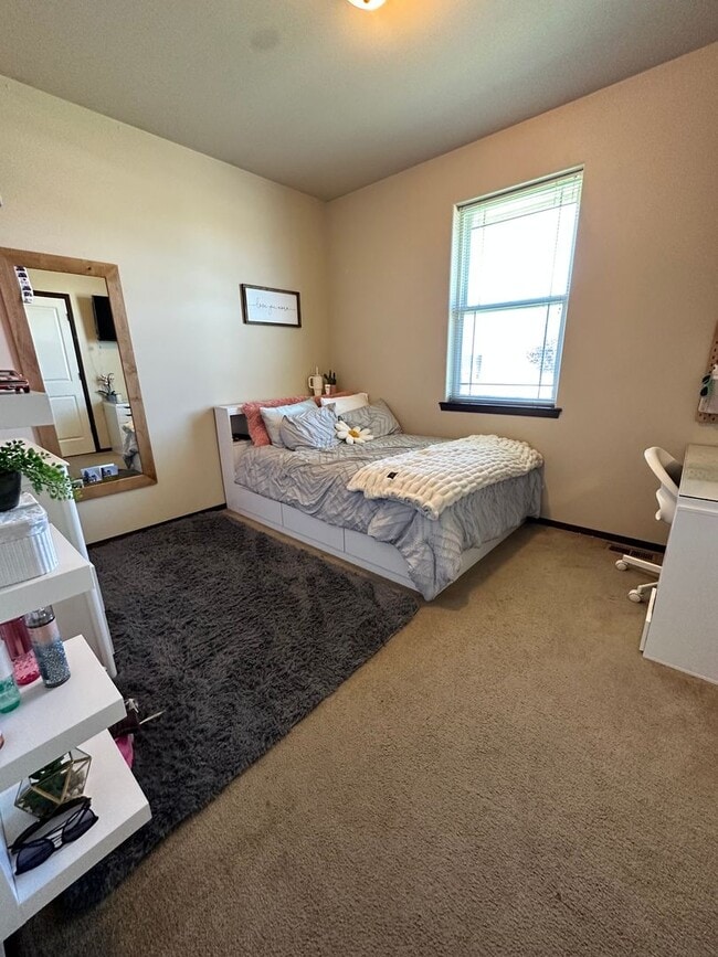Building Photo - Spacious Home!