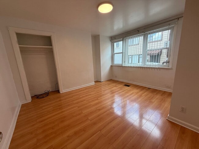 Building Photo - Luxury Home - South Side Flats