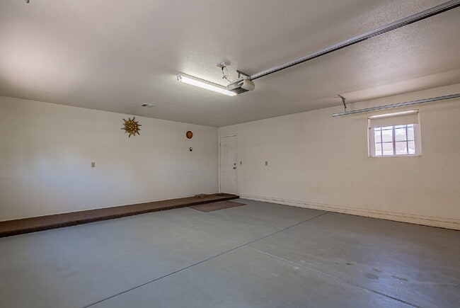 Building Photo - "Well Maintained 2-Bedroom, 2 Bathroom hom...
