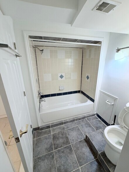 Building Photo - 428 S 57th St