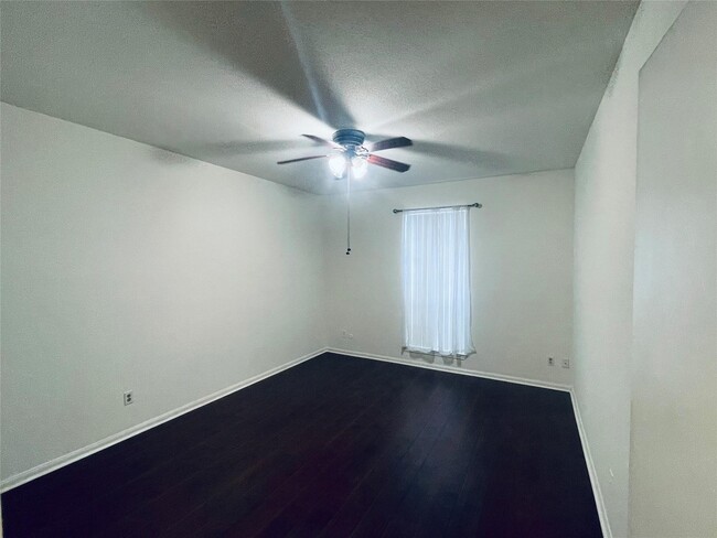 Large bedroom with ceiling fan - 2475 Underwood St