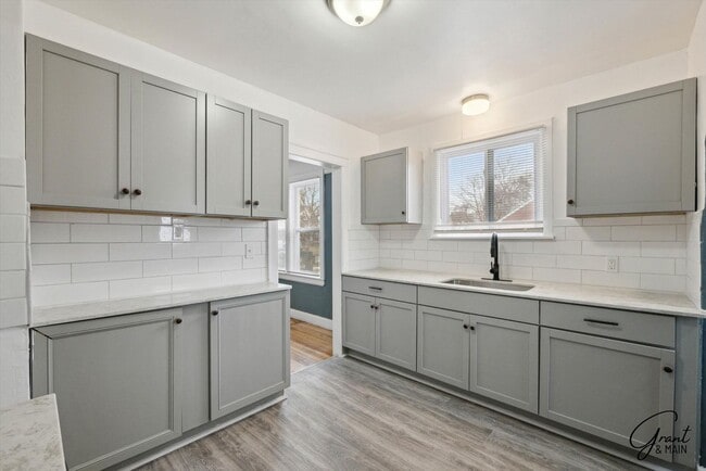 Building Photo - 4 bedroom $1300