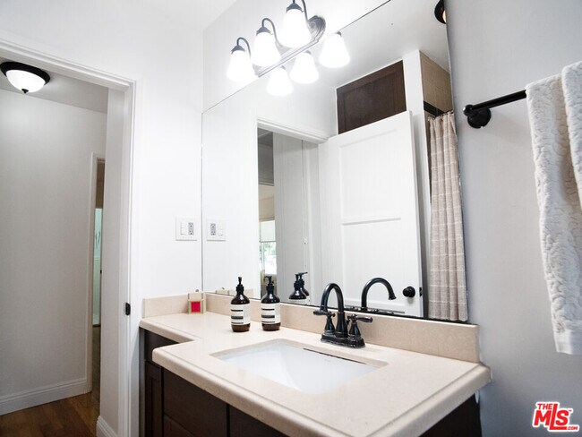 Building Photo - 6413 White Oak Ave