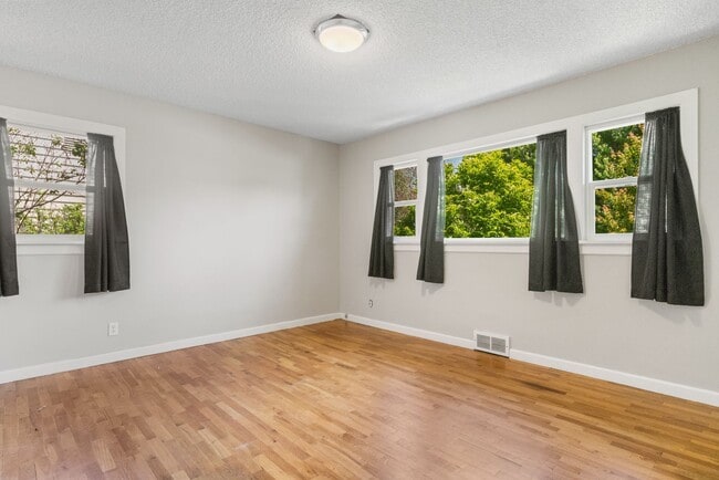 Building Photo - 4 Bedroom 2 Bath