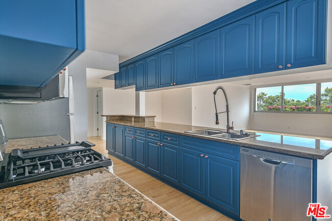 Building Photo - 440 S Roxbury Dr