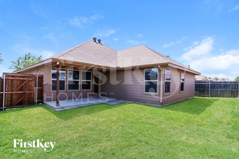 Building Photo - 500 Stone Crossing Ln