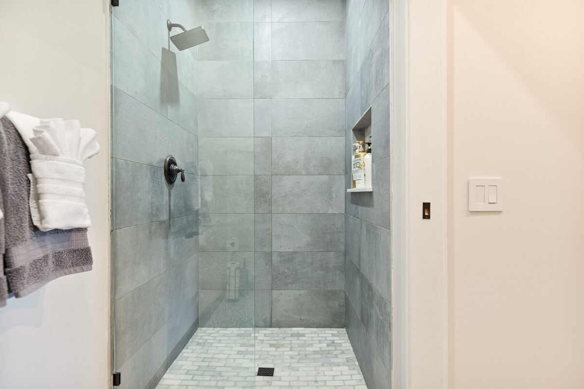 Building Photo - 1215 Valley View Dr