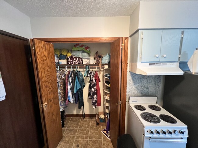 Building Photo - 215 1/2 Main Ave S