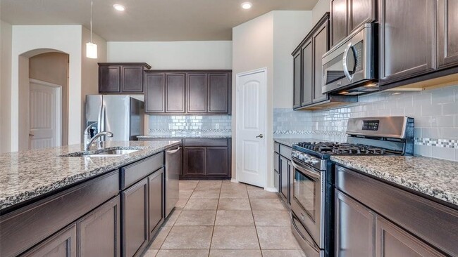 Building Photo - 2025 Lake Vista Dr