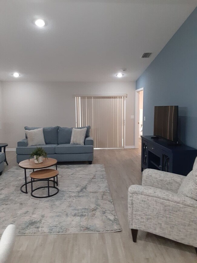 Building Photo - Stunning Short Term Rental!