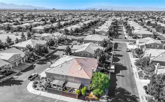 Building Photo - Freshly updated 3 bedroom townhouse near Bermuda and Cactus will be ready to move in by begining ...