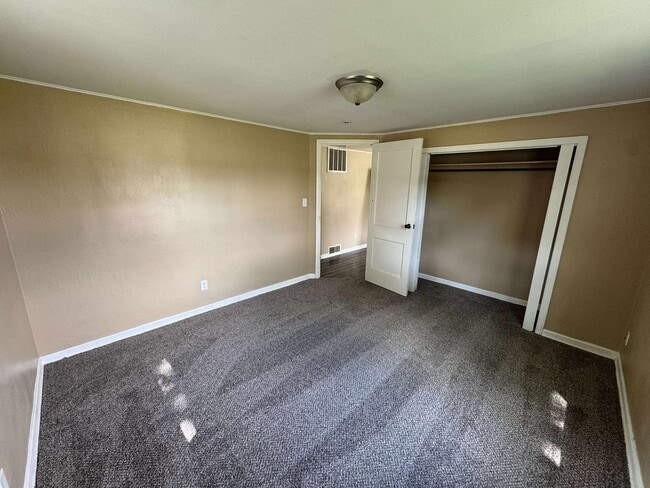 Building Photo - Check out this 2-Bedroom Beautiful House!