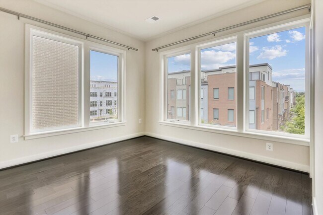 Building Photo - Luxury END-UNIT garage townhouse - 4BD/4.5BA!