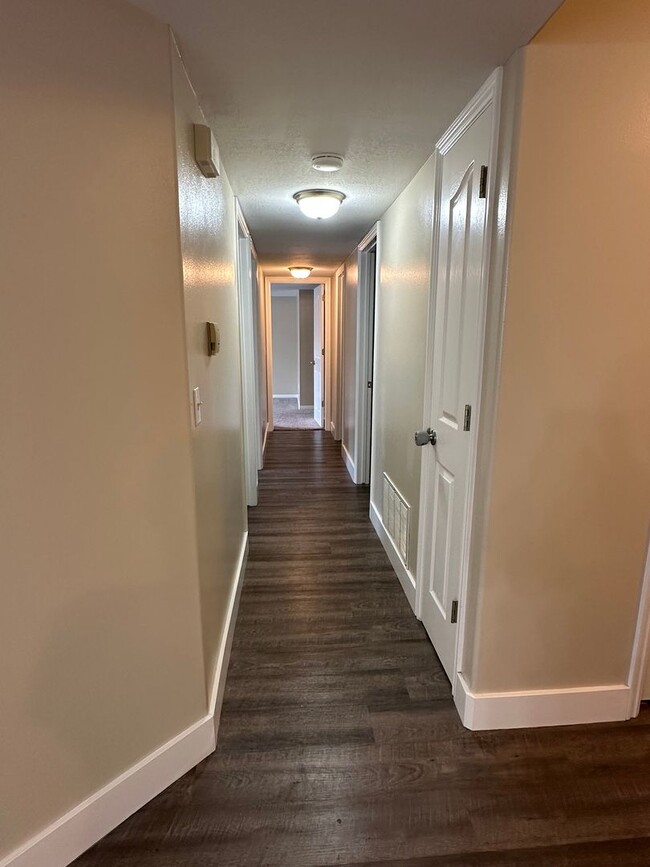 Building Photo - Condo in County Woods HOA