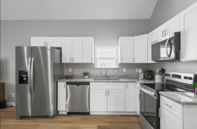 Building Photo - 2825 Macpherson Ave