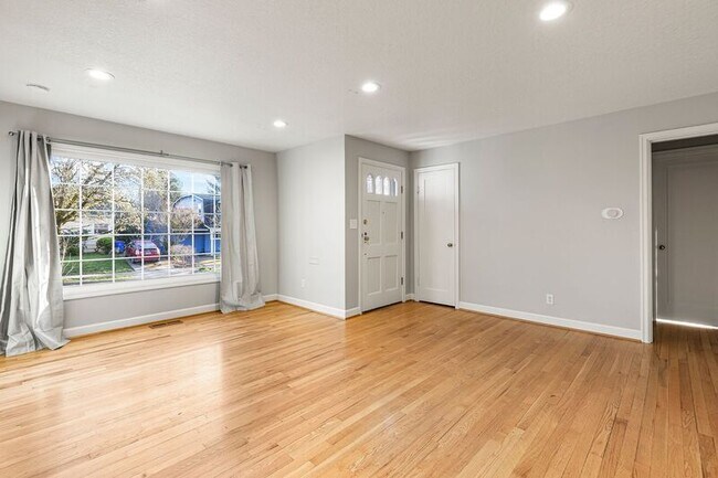 Building Photo - 4317 SE Lexington St