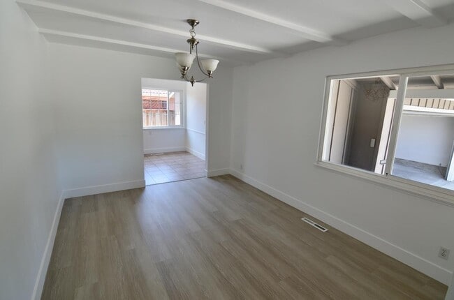 Building Photo - 467 Luther Dr