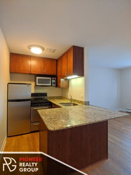 Building Photo - 643 W Wrightwood Ave