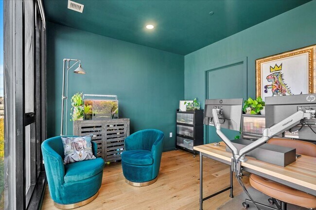 Building Photo - Stunning Penthouse w/ Private Terrace & Pa...