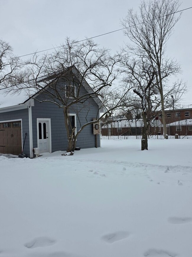 Building Photo - Large Home in Bowling Green