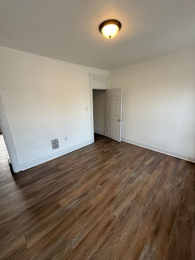 Building Photo - Duplex located on Belview Ave.