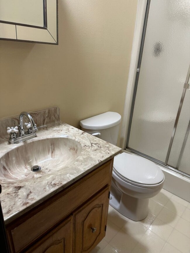 Building Photo - Spacious 3 BR/2 BA in nice north-side culdesac!