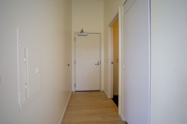 Building Photo - Modern Top Floor Corner Apt w/ W/D, A/C, & DW!