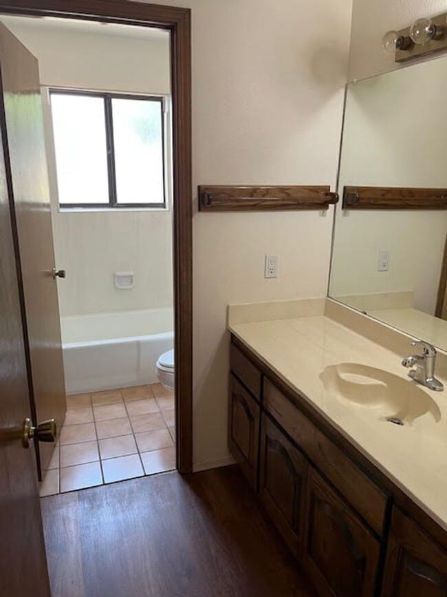 Building Photo - *************REDUCED and READY ******* Townhouse all one level, three bedrooms, two full bathroom...