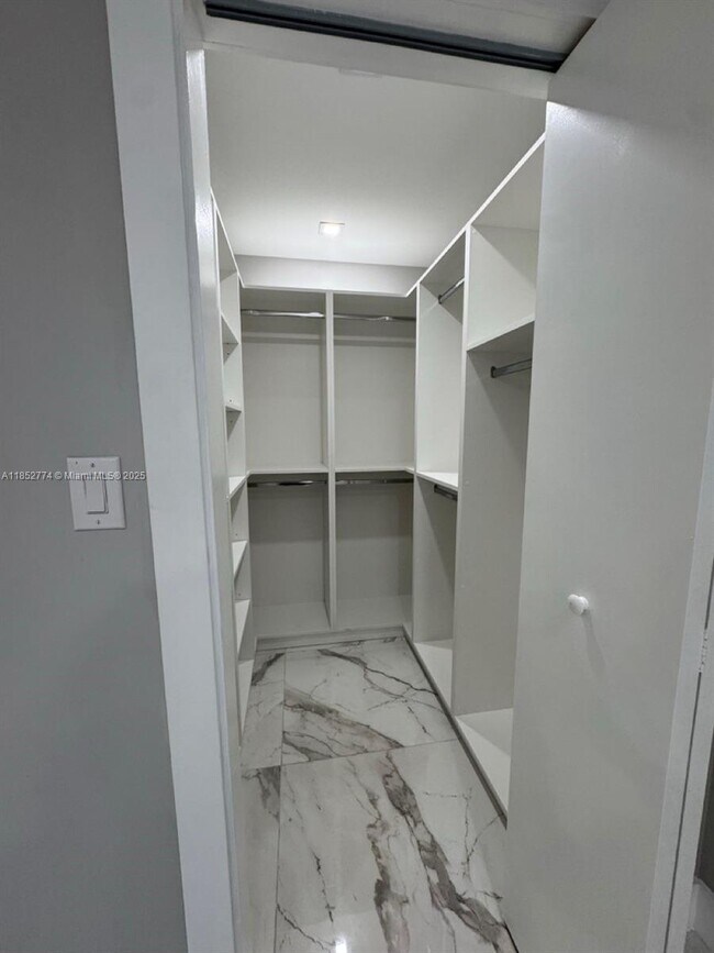 Building Photo - 15011 Coconut Ct