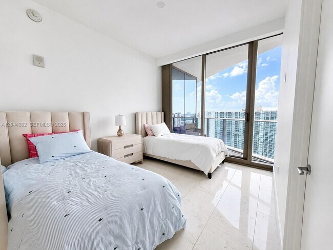 Building Photo - 15701 Collins Ave