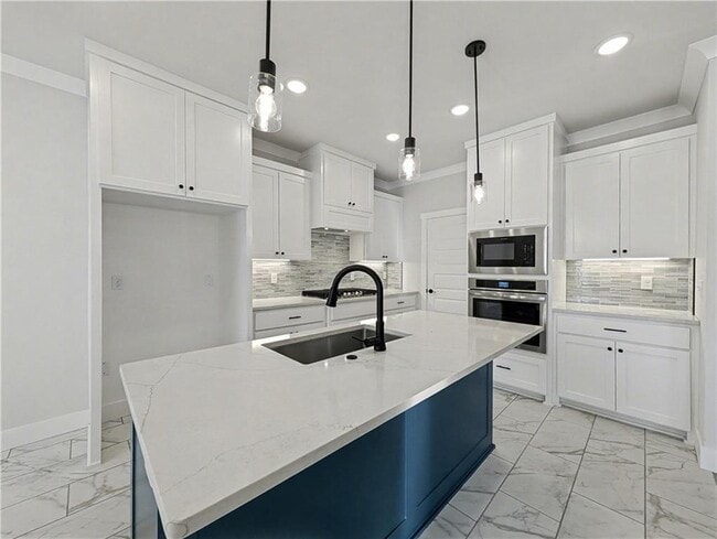 Building Photo - 6907 SW High Meadow Blvd