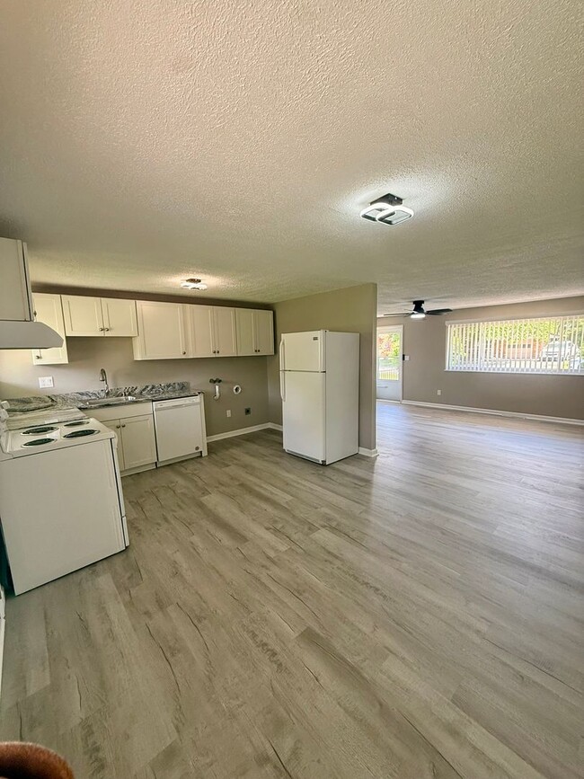 Building Photo - Move-In Ready 2BR with Stunning Granite + Fenced Backyard