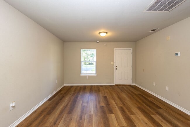Building Photo - Cozy and well maintained 2 Bed / 1 bath home in Beaumont! Move in ready!