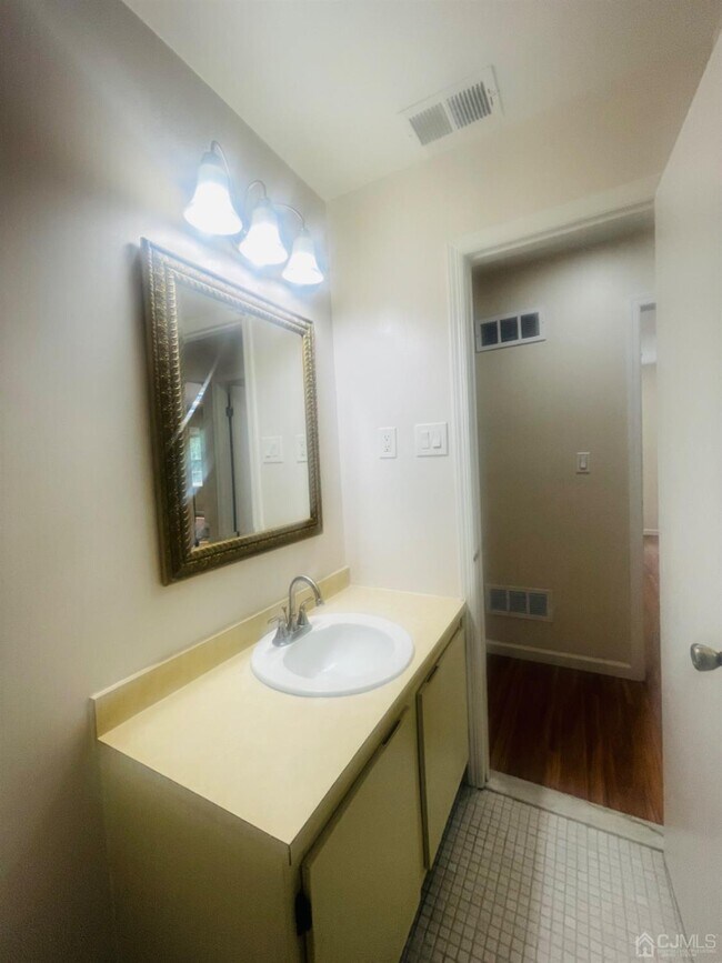 Building Photo - 611 Green Hollow Dr