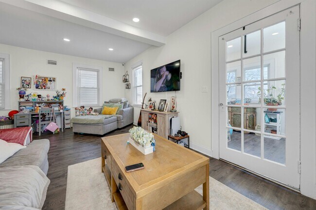 Building Photo - 632 Chase Ave