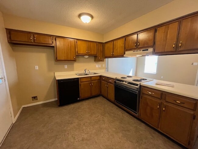 Building Photo - Renovated 3 Bedroom 2 Bath Home for Rent!! Coming Available Mid August!