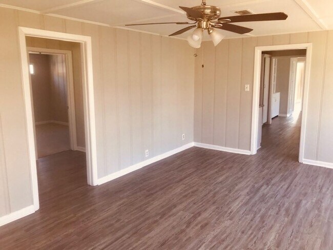 Building Photo - RECENTLY REMODELED 4 BEDROOM 2 BATH HOME I...
