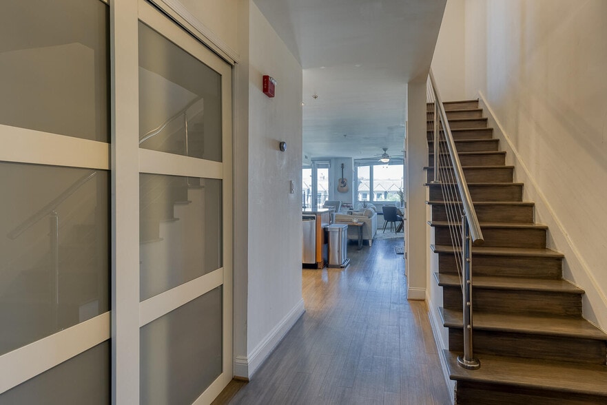 Building Photo - 2713 Ontario Rd NW