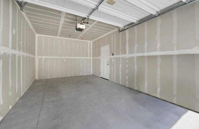 Building Photo - 3 Bedroom/2 Bathroom condo in Vineyard