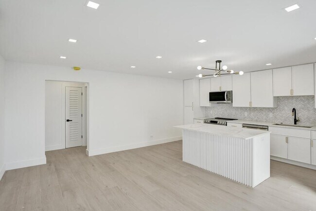 Building Photo - 840 SE 22nd Ave