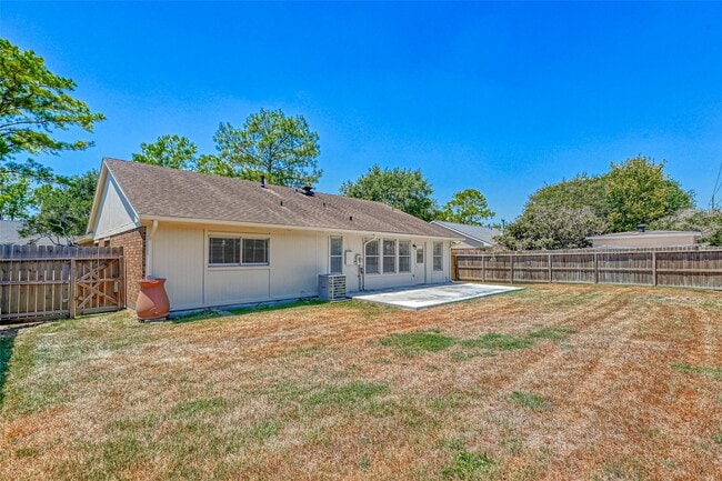 Building Photo - 16015 Surrey Woods Dr