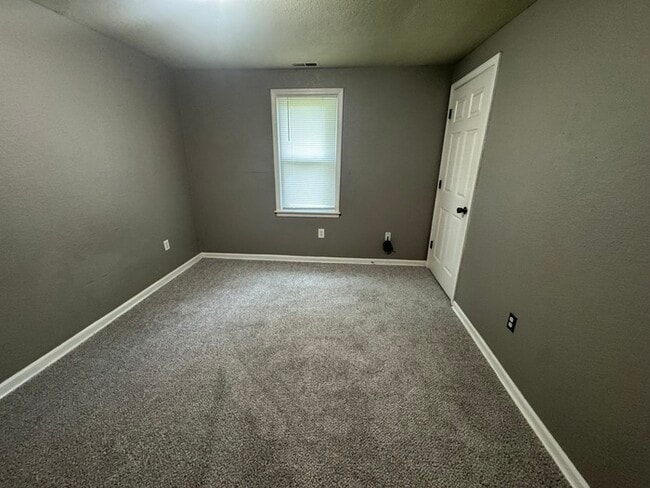 Building Photo - Cozy 2-Bed Home with Spacious Yard in Exce...